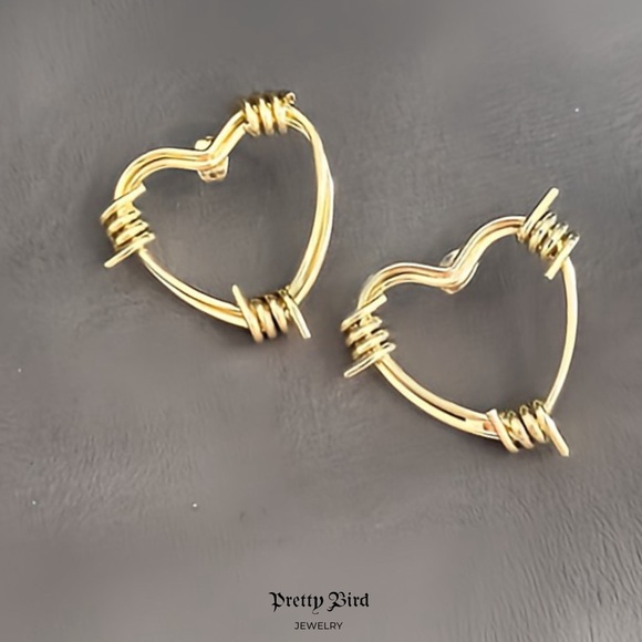 18k Yellow Gold Plated Barbed Wire Heart Stud Earrings - Picture 1 of 1
